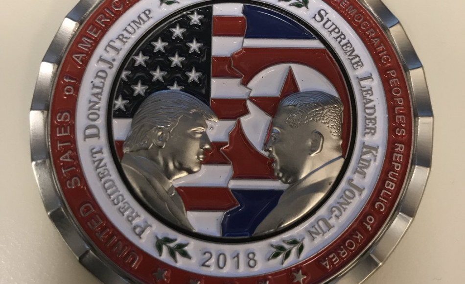 La moneta commemorativa dell'incontro Trump-Kim. che lo celebra, raffigurando il volto duro del presidente Usa mentre fissa il "leader supremo" di Pyongyang sorridente, sotto la scritta "colloqui di pace", in inglese e nordcoreano