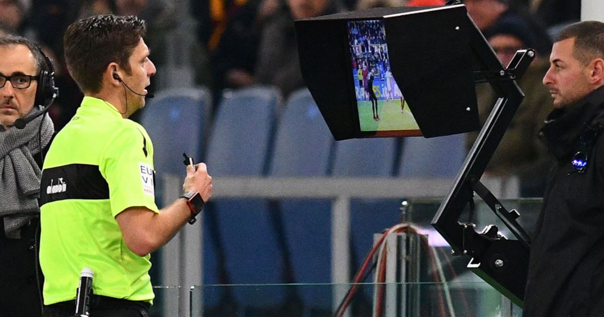 Serie A, la VAR: l'arbitro rivede le immagini a bordo campo