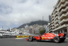 La Ferrari di Vettel durante le prove del GP di Monaco, mentre effettua una curva sul lungomare.