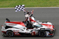 Fernando Alonso festeggia la vittoria nella 24 ore di Le Mans.