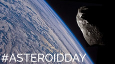 Un asteroide si avvicina alla terra, vista dallo spazio