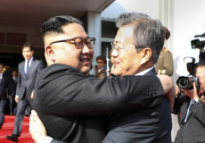 Kim Jong Un abbraccia il presidente sudcoreano MoonArchivio