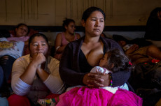 A Tijuana donna immigrante allattando il figlio