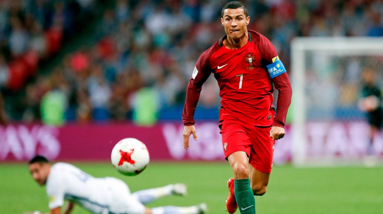Cristiano Ronaldo in azione con la maglia del Portogallo.