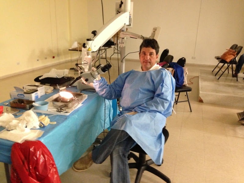 Dr. Juan Armando Chiossone en su clínica