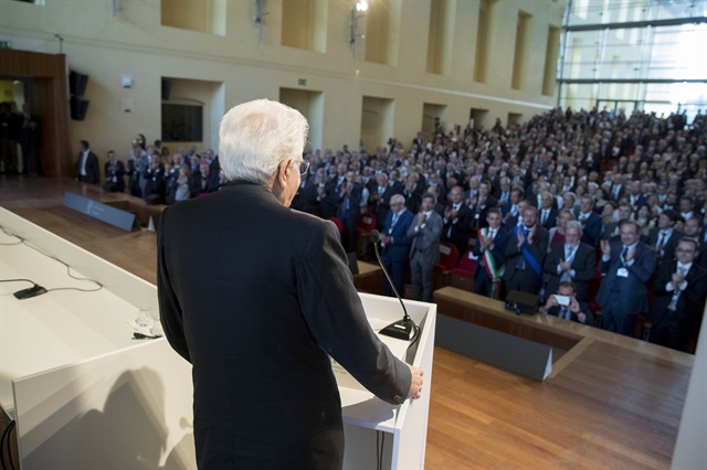 Il Presidente della Repubblica Sergio Mattarella (di spalle nella foto) interviene al XXIV Congresso Nazionale delle Fondazioni di Origine Bancaria e delle Casse di Risparmio