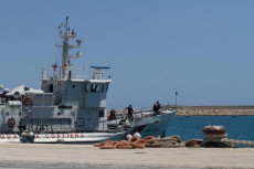 Una imbarcazione della guardia costiera esce dal porto di Pozzallo (Ragusa).