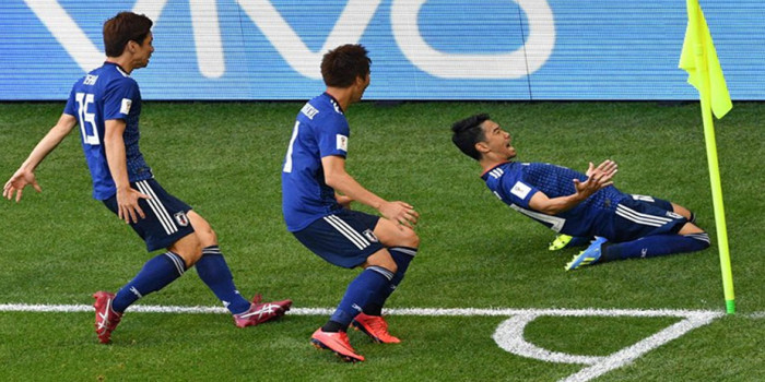 Il giapponese sfoga la sua gioia verso la bandierina del calcio d'angolo.