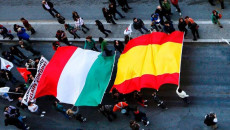 Bandiera italiana e spagnola ad una sfilata.