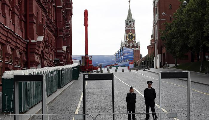 Ufficiali della sicurezza russa bloccano l'entrata alla Piazza Rossa a Mosca.