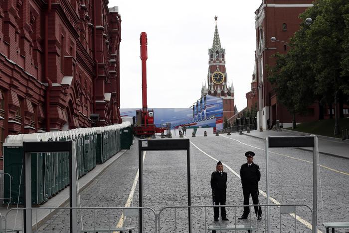 Ufficiali della sicurezza russa bloccano l'entrata alla Piazza Rossa a Mosca.