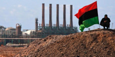 Pozzi di petrolio in Libia e sventola la bandiera nazionale.