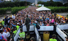 Refugiados venezolanos en lespera de cruzar la frontera con Brasil