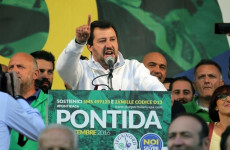 Matteo Salvini saluta dal palco i militanti al raduno leghista di Pontida.