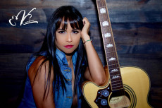 Imagen de la portada del album de Vanessa Cordero con su guitarra.