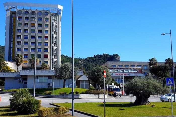 Una veduta esterna dell'ospedale Ruggi d'Aragona di Salerno
