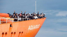 Aquarius, i migranti assiepati a prua.