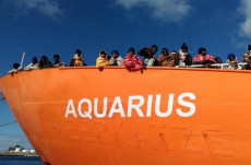 La nave Acquarius in una foto d'archivio con i migranti appoggiati alla paratia della nave.