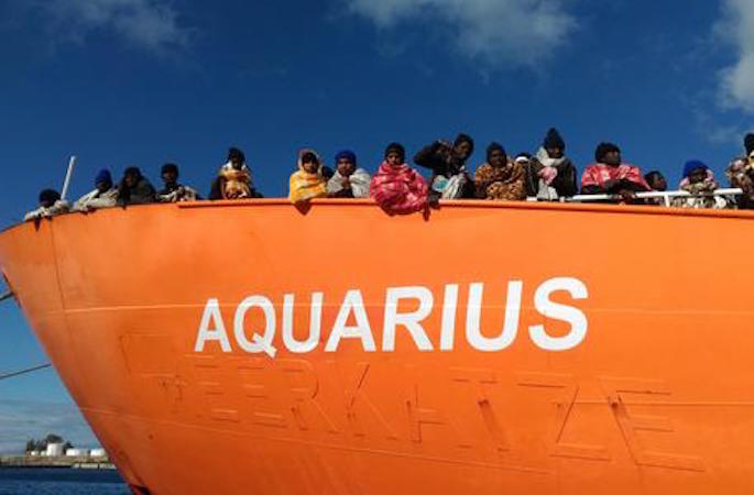 La nave Acquarius in una foto d'archivio con i migranti appoggiati alla paratia della nave.