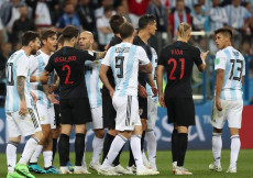 Si discute in campo nell'incontro Argentina-Croazia.