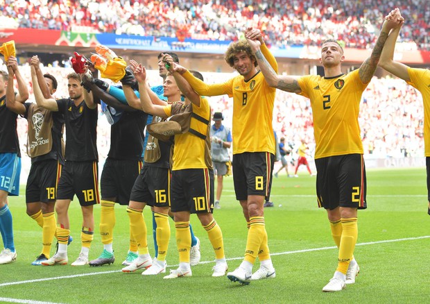 La squadra belga saluta i tifosi dall'uscita dal campo dopo la vittoria sulla Tunisia.