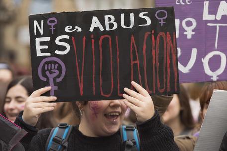 Una donna partecipante alla protesta con un cartello con la scritta "Abuso, no es violacion"