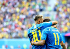 Neymar e Coutinho si abbracciano dopo la vittoria.