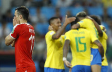 Il serbo Filip Kostic, piange mentre i brasiliani si felicitano con Paulinho per il gol.