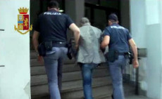 Un fermo immagine tratto da un video della polizia mostro un arrestato accompagnato in caserma.