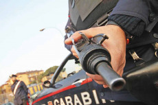 Posto di blocco dei Carabinieri con il mitra spianato