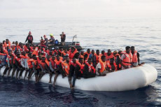 Un gommone con a bordo un gruppo di migranti