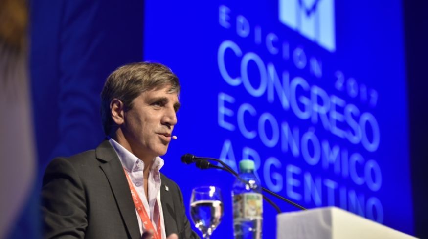 Il ministro delle finanze argentino Luis Caputo durante un suo intervento.