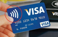 Carta di credito Visa con simbolo wifi.