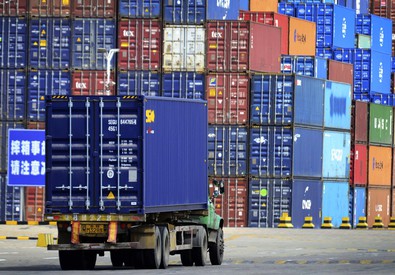 Container accatastati pronti per l'esportazione dalla Cina.