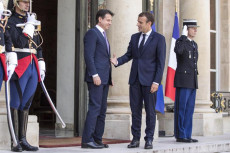 Emmanuel Macron dà il benvenuto a Giuseppe Conte all'ingresso dell'Eliseo.