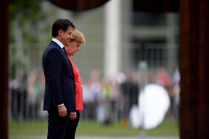 Giuseppe Conte e Angela Merkel durante l'esecuzione degli inni nazionali..