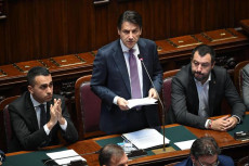 I vicepremier Luigi Di Maio (S) e Matteo Salvini (D) durante le comunicazioni del presidente del Consiglio Giuseppe Conte (C) nell'Aula della Camera in vista del consiglio europeo