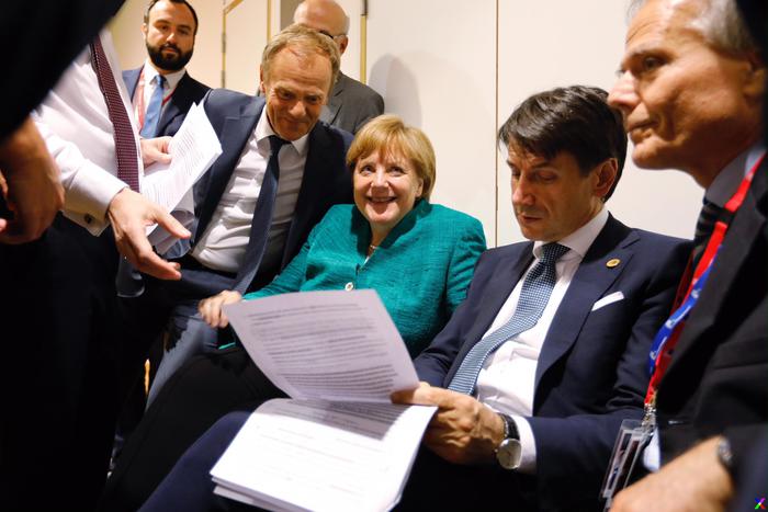 Giuseppe Conte, Angela Merkel ed altri funzionari controllano i la stesura dell'accordo Ue