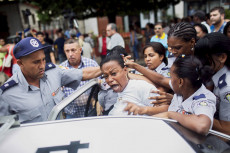 Forze di sicurezza arrestano una donna che fa parte del gruppo Damas de Blanco.
