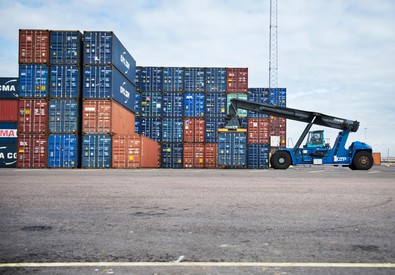 Container sulla banchina del porto pronti per l'esportazione.