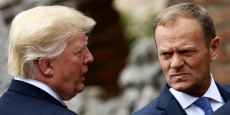 il presidente del Consiglio Ue, Donald Tusk e il presidente americano Donald Trump si guardano in cagnesco.
