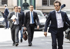 Luigi Di Maio in strada con un gruppo di assistenti.