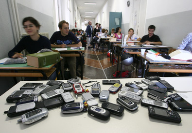 Cellulari degli alunni lasciati su un banco