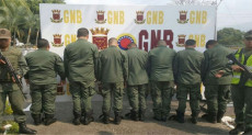 Militares venezolanos de espalda