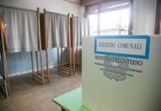 Un seggio allestito per le elezioni comunali In primo piano l'urna