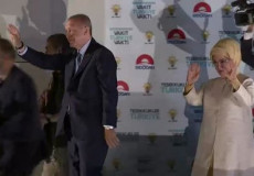 Erdogan festeggia la nuova elezione con accanto la moglie