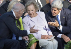 Il vice presidente Joe Biden e il Segretario di Stato John Kerry parlano con, Ethel Kennedy in attesa dell'arrivo di Papa Francesco in visita negli Usa.
