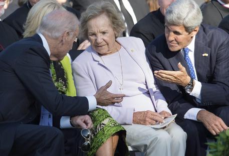 Il vice presidente Joe Biden e il Segretario di Stato John Kerry parlano con, Ethel Kennedy in attesa dell'arrivo di Papa Francesco in visita negli Usa.