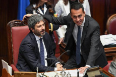 Il presidente della Camera Roberto Fico (S) e Luigi Di Maio (D) nell'Aula della Camera.