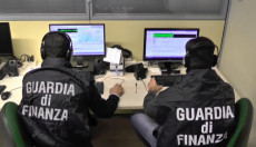 Due agenti della Guardia di Finanza davanti al computer